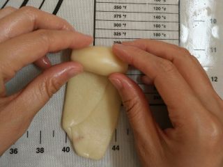 4、红豆酥,6.擀成牛舌状 卷起