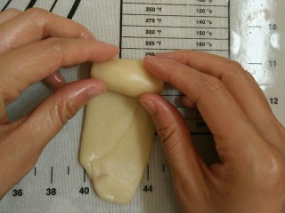 5、红豆酥,7.再擀成牛舌状卷起来