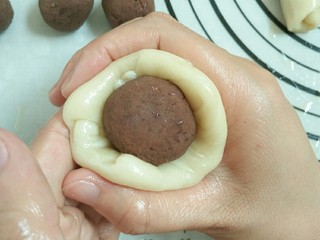 6、红豆酥,8.两头对折后擀圆包入豆沙馅