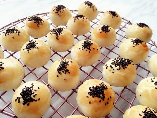 8、红豆酥,烤好后放到晾网上冷却