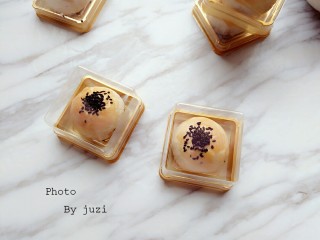 9、红豆酥,装进盒子里密封保存