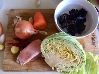 1、饭店里的明星菜系列➕干锅手撕包菜,成品