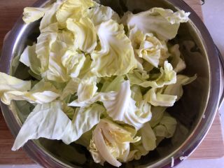 4、饭店里的明星菜系列➕干锅手撕包菜,包菜直接上手，撕成小片，淡盐水浸泡一会，再清洗控水备用