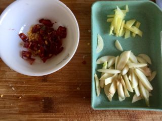 6、饭店里的明星菜系列➕干锅手撕包菜,干辣椒剪成细丝，蒜切薄片，姜切丝备用