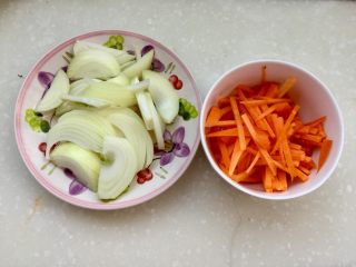 8、饭店里的明星菜系列➕干锅手撕包菜,洋葱切丝，胡萝卜切丝