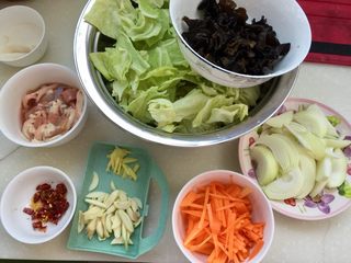 10、饭店里的明星菜系列➕干锅手撕包菜,全部食材准备好