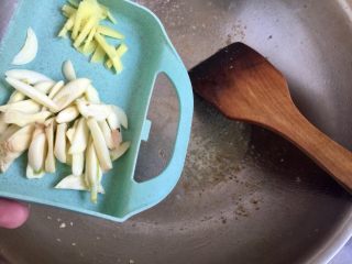 12、饭店里的明星菜系列➕干锅手撕包菜,肉片盛出或者拨在锅边，加入姜丝蒜片煸香