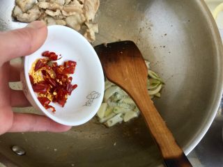 13、饭店里的明星菜系列➕干锅手撕包菜,加入干辣椒煸香