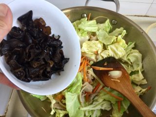 17、饭店里的明星菜系列➕干锅手撕包菜,加入木耳，翻炒均匀
