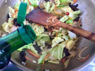 21、饭店里的明星菜系列➕干锅手撕包菜,沿锅边加入一勺陈醋，翻炒均匀。