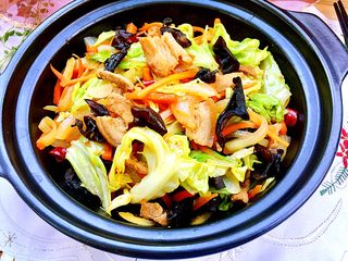 29、饭店里的明星菜系列➕干锅手撕包菜,这道手撕包菜，虽是大热的饭店点餐，但其实做法真心容易，味道也适合大多人的口味，除了包菜，还添加了洋葱胡萝卜木耳，营养更均衡，有兴趣的宝宝们，可以一试喔????