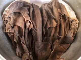 1、香辣麻酱毛肚,准备一块新鲜的毛肚在清水中浸泡半小时用清水冲洗干净备用