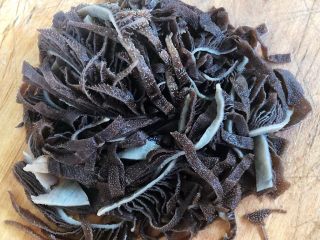 2、香辣麻酱毛肚,毛肚按照纹理切成条状不要切碎不美观哦