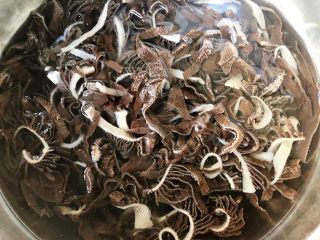 4、香辣麻酱毛肚,焯好水立即放入冷水中过凉冲洗干净沥干水份备用