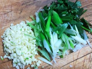 5、香辣麻酱毛肚,香菜和葱切成小段蒜切成粒状