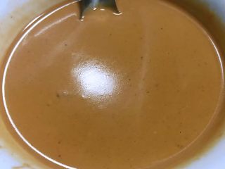 6、香辣麻酱毛肚,容器中放入芝麻酱、涝汁、糖、蚝油、辣根、蒜蓉辣椒酱拌匀备用