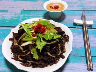 7、香辣麻酱毛肚,毛肚摆入盘中放上葱、香菜、蒜、蒜蓉辣椒酱