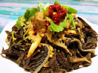 8、香辣麻酱毛肚,将调味料淋在毛肚上看着就有食欲哦