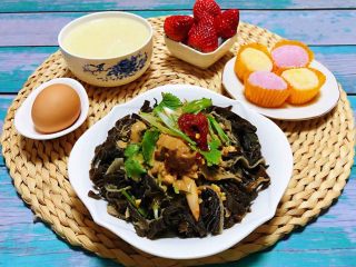 9、香辣麻酱毛肚,搭配白米粥、鸡蛋、草莓????、甜品好丰盛噢