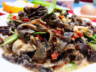 10、香辣麻酱毛肚,拌好的毛肚均匀的裹上料汁香浓入味口感脆脆的感觉