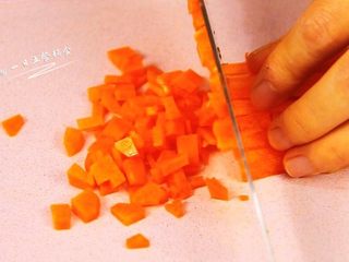 3、杂蔬鳕鱼猫饭团,将胡萝卜切碎。