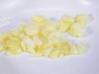 6、杂蔬鳕鱼猫饭团, 热锅倒一点油,倒入鳕鱼,将鳕鱼一边炒一边铲铲碎,看见鳕鱼变色盛出来备用。