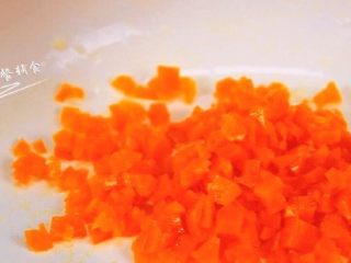 7、杂蔬鳕鱼猫饭团, 继续放入胡萝卜炒。