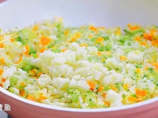 9、杂蔬鳕鱼猫饭团, 米饭炒散炒香后将其余蔬菜全部加入,再炒30秒。最后倒入炒好的鳕鱼,翻炒均匀关火出锅。