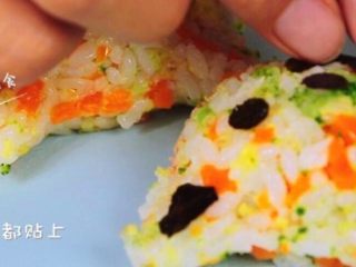 15、杂蔬鳕鱼猫饭团, 将猫的五官,胡须都贴上。