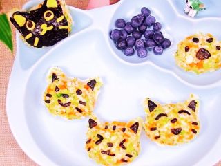 18、杂蔬鳕鱼猫饭团,萌吧,做好后刚好来了2个宝宝,4只眼睛直冒光,胖乎乎的爪子立马伸过来了。