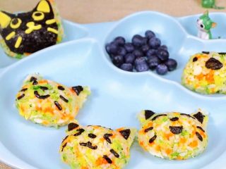 19、杂蔬鳕鱼猫饭团,你手头有什么模具就用什么模具,如果你的宝宝也喜欢这样萌萌的造型,给我留言,我会出各种创意米饭的做法哦。