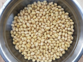 1、佐粥下饭的黄豆辣椒酱,黄豆提前洗净，用水泡一晚上。