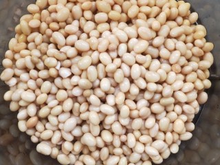 3、佐粥下饭的黄豆辣椒酱,倒去水。