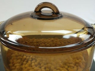 4、佐粥下饭的黄豆辣椒酱,放入琥珀锅内。