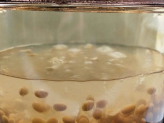 6、佐粥下饭的黄豆辣椒酱,开火，开始煮黄豆吧，大火烧开后一直小火！