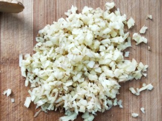 7、佐粥下饭的黄豆辣椒酱,准备大量的姜，切末。