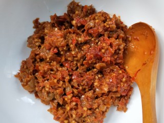 8、佐粥下饭的黄豆辣椒酱,把辣椒酱放大碗里。