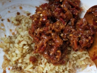 9、佐粥下饭的黄豆辣椒酱,放入姜末。