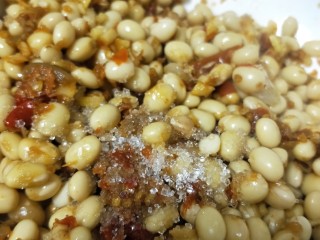 11、佐粥下饭的黄豆辣椒酱,加适量盐，少许白糖，适量高度白酒，把姜末，黄豆，辣椒酱充分混合，充分搅拌均匀。
