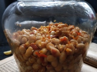 12、佐粥下饭的黄豆辣椒酱,隔天上午，再充分搅拌一下。准备好干净的无水无油的可以密封的玻璃瓶，装瓶，盖盖。