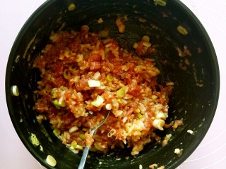 6、煎酿秋葵,所有的馅料搅拌均匀。