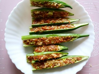 7、煎酿秋葵,用小勺子把肉馅填入准备好的秋葵的空心中,依次填好放在一边备用。