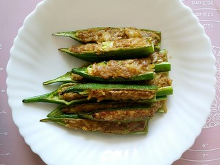 10、煎酿秋葵,全部煎好之后盛出装盘备用。