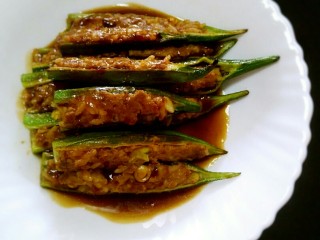 12、煎酿秋葵,把汤汁浇在煎好的秋葵上。