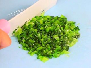 3、鲜虾油麦菜丸子,这里的绿叶菜是切大粒还是小粒都可以。
