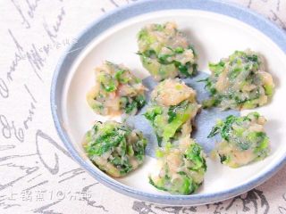 5、鲜虾油麦菜丸子,勺子挖在碗中尽量团的圆一点，不需要上手，上锅蒸10分钟。