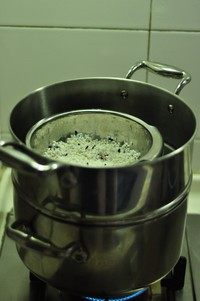 2、八宝饭,撇去水分蒸20分钟。