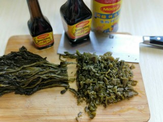 2、厨房挑战＋素菜＋雪菜炒毛豆,雪菜洗干净，切碎。