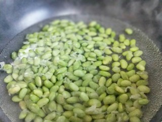 3、厨房挑战＋素菜＋雪菜炒毛豆,毛豆焯水，冷水入锅。