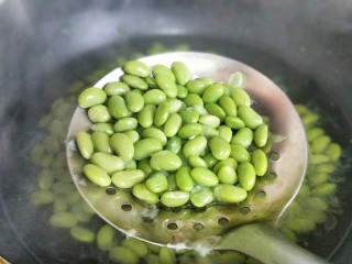 4、厨房挑战＋素菜＋雪菜炒毛豆,9成熟捞出。